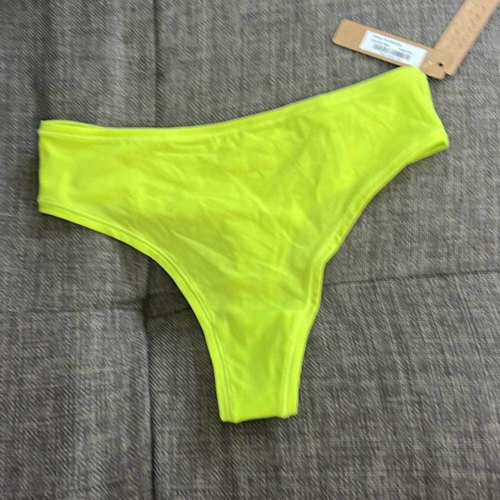 Skims Fit Everybody Thong - Picture 6 of 7